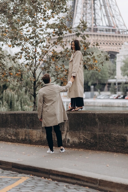 Jeune couple européen heureux souriant dans la rue du soleil à Paris France