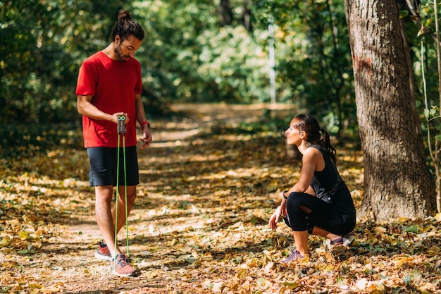 Jeune couple exerçant avec des bandes de résistance élastiques