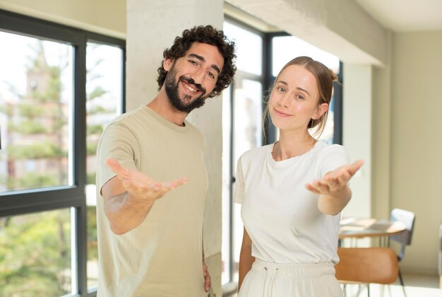 Photo jeune couple exprimant un concept dans une nouvelle maison