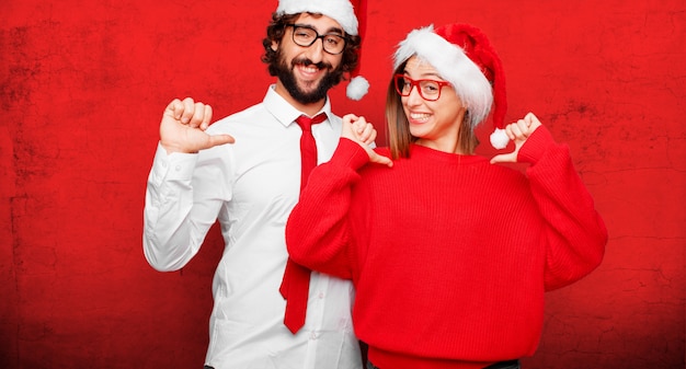 Photo jeune couple exprimant le concept de noël. couple et fond dans différentes couches