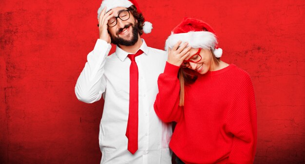 Jeune couple exprimant le concept de Noël. couple et fond dans différentes couches