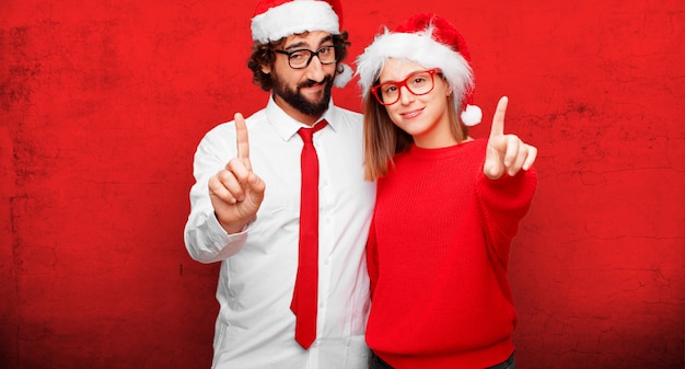 Jeune couple exprimant le concept de Noël. couple et fond dans différentes couches