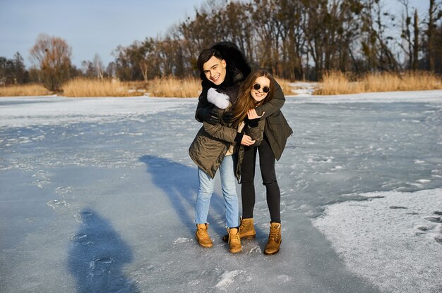 jeune couple à l'extérieur en hiver