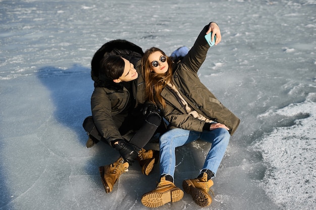 jeune couple à l'extérieur en hiver