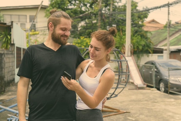 Photo un jeune couple à l'extérieur.