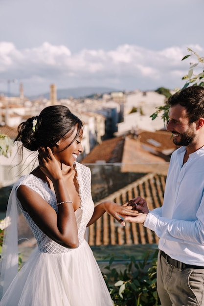 Un jeune couple à l'extérieur.