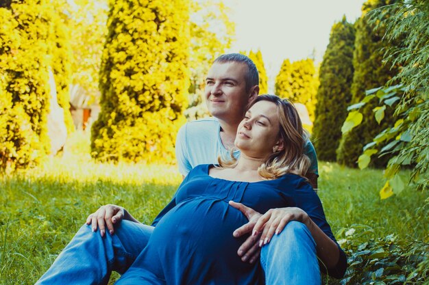 Un jeune couple à l'extérieur