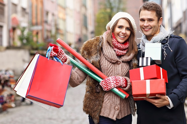 jeune couple, faire, achats noël, dans ville