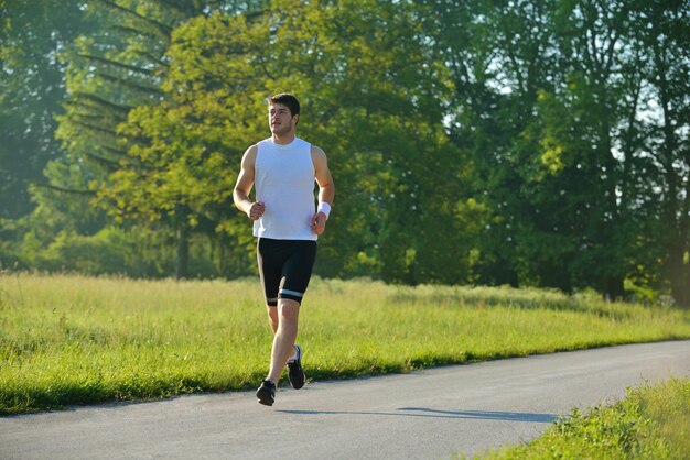 Jeune couple faisant du jogging dans le parc le matin. Concept de santé et de remise en forme