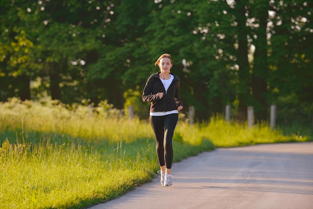 Jeune couple faisant du jogging dans le parc le matin. Santé et remise en forme.