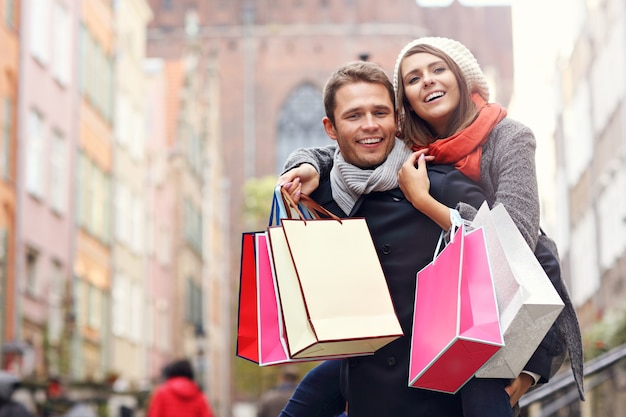 jeune couple faisant du shopping dans la ville