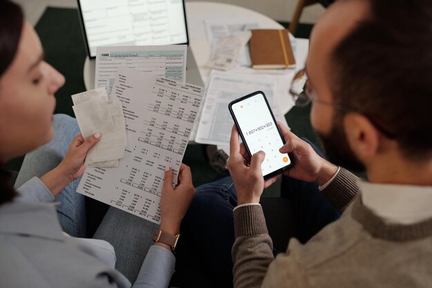 Un jeune couple fait des calculs.