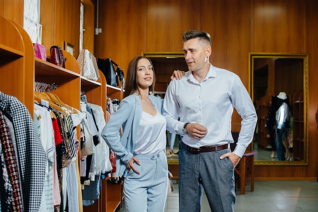 Un jeune couple fait du shopping et fait du shopping.