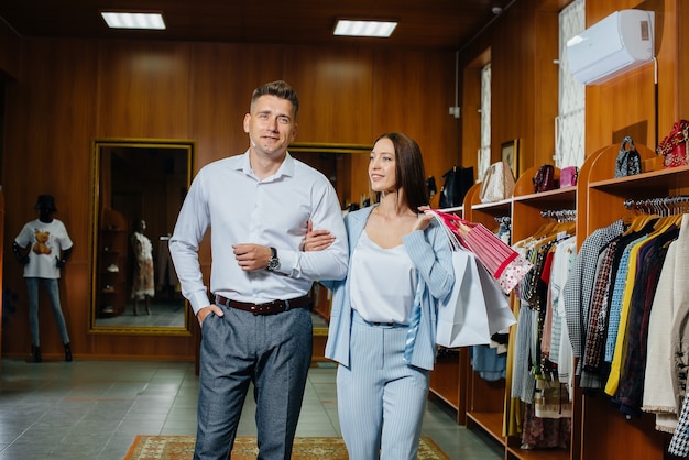 Un jeune couple fait du shopping et fait du shopping.