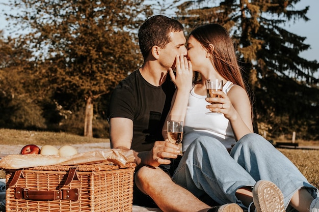 Un jeune couple fait un pique-nique dans le parc.