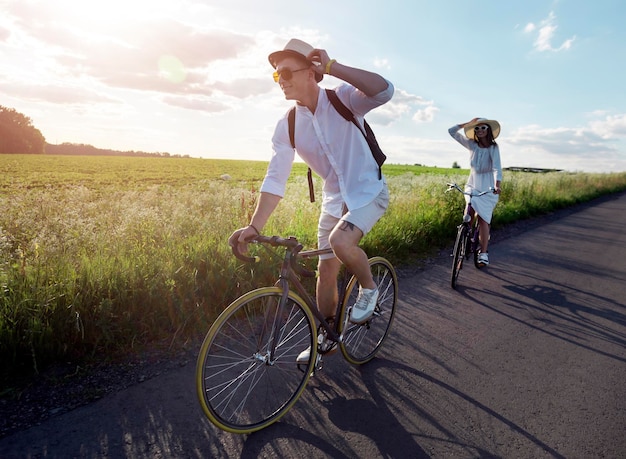 Jeune couple fait un voyage à vélo