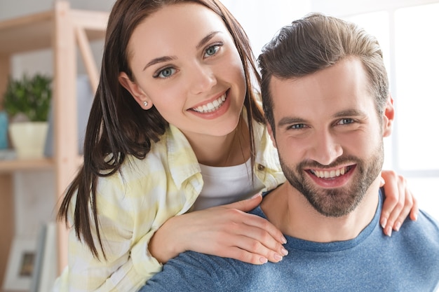 Jeune couple de famille ensemble à la maison décontracté