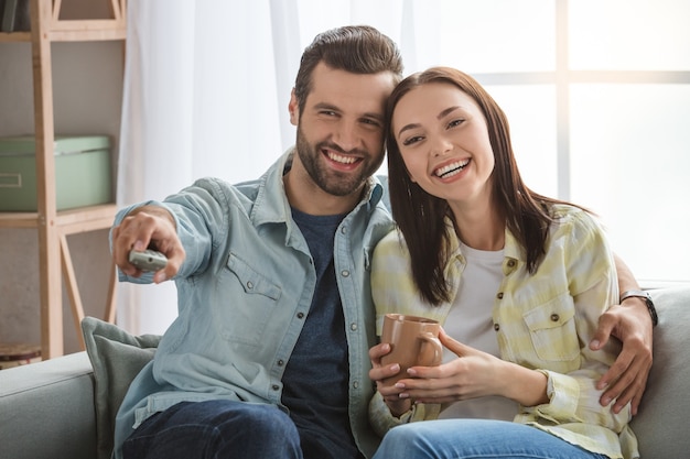 Jeune couple de famille ensemble à la maison décontracté