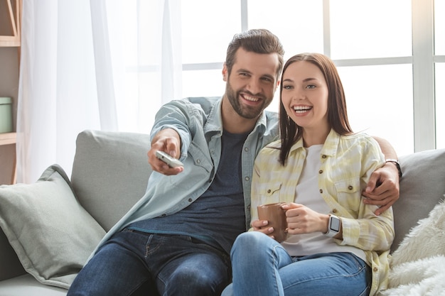 Jeune couple de famille ensemble à la maison décontracté