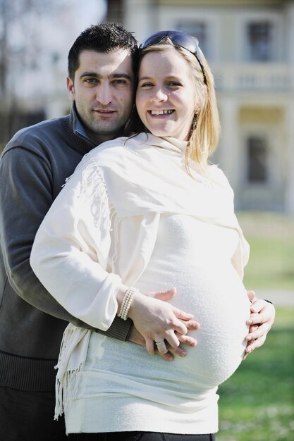 jeune couple de famille mariée heureux en plein air dans la nature s'amuser et attendre bébé et représentant la croissance de la famille jeune et le concept de grossesse