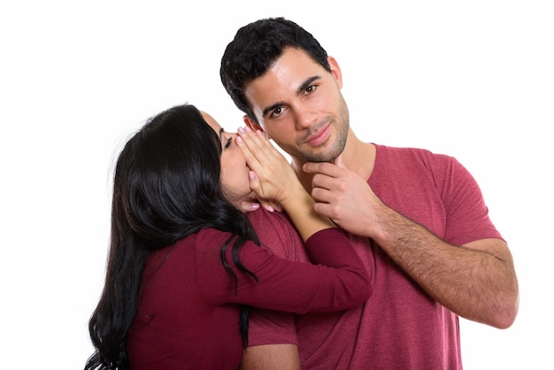 jeune couple avec femme chuchotant à l'homme