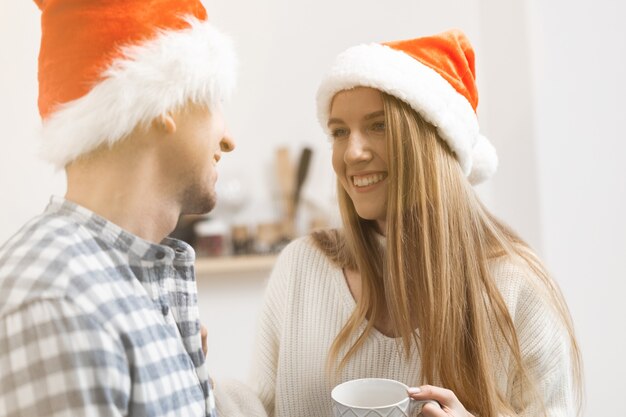 Jeune couple festif passant du temps ensemble dans la chambre