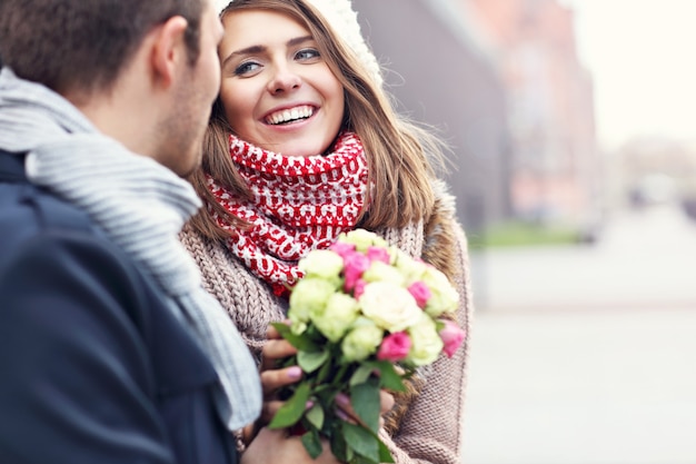 jeune couple avec des fleurs datant dans la ville