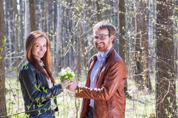 Jeune couple, à, fleurs