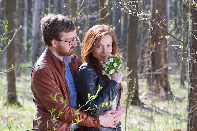 Jeune couple, à, fleurs