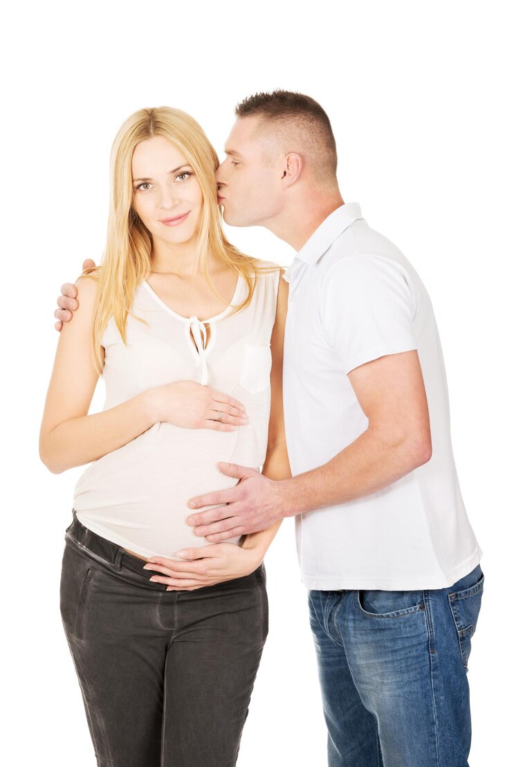 Photo jeune couple sur fond blanc