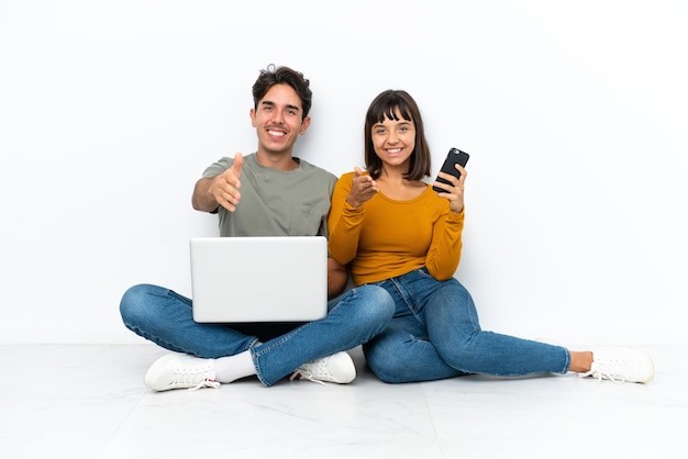 Jeune couple sur fond isolé