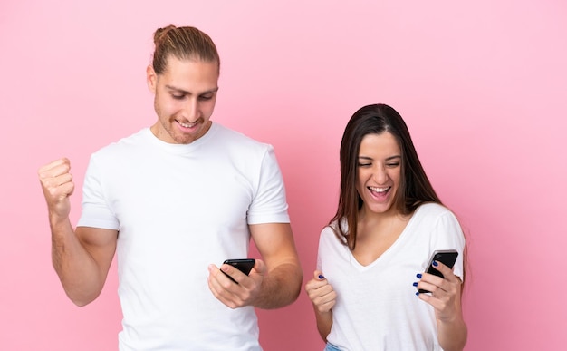 Jeune couple sur fond isolé