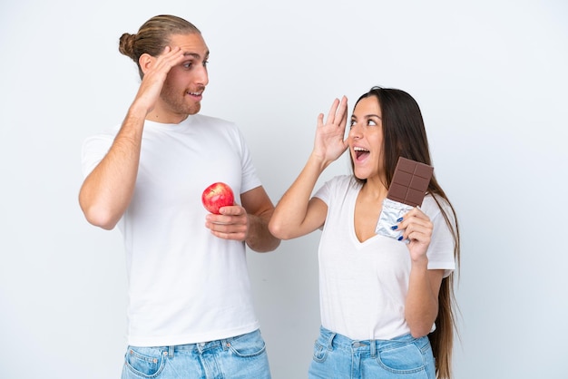 Jeune couple sur fond isolé