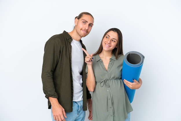 Jeune couple sur fond isolé