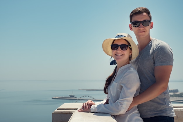 Jeune couple sur le fond de la mer, regardant la caméra