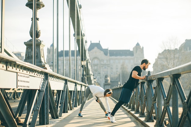 Jeune couple a une formation en milieu urbain