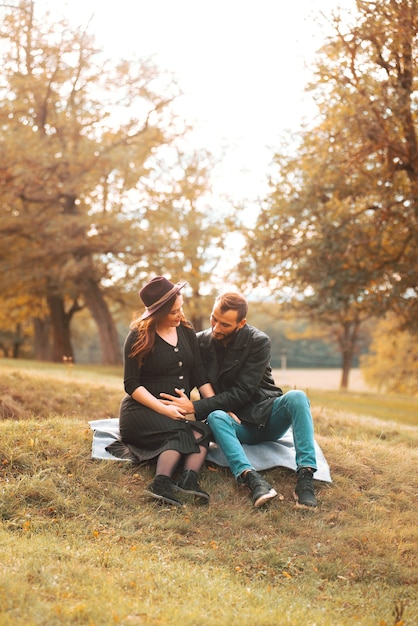 Jeune Couple Gentil Homme Touchant Le Ventre De Femme Dans Le Parc