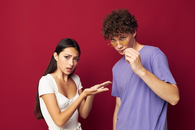 Un jeune couple geste de la main amitié amusante Style jeunesse