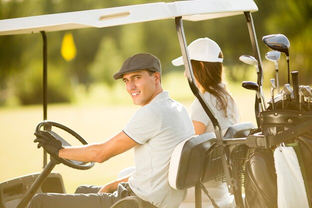 Jeune couple, golf, charrette