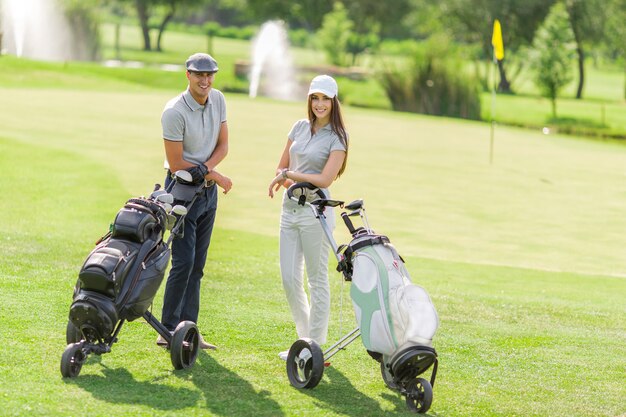 Jeune couple, golf jouant