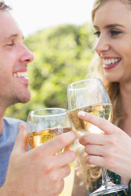 Jeune couple grillage avec du vin blanc