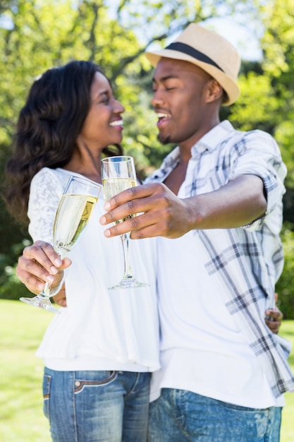 Jeune couple, grillage, verres champagne