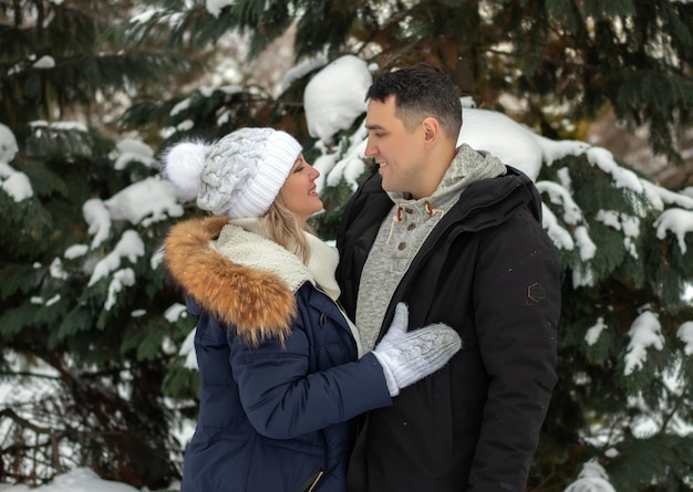 Jeune couple gros plan sur le fond de sapin