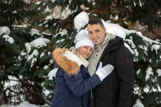 Jeune couple gros plan sur le fond de sapin