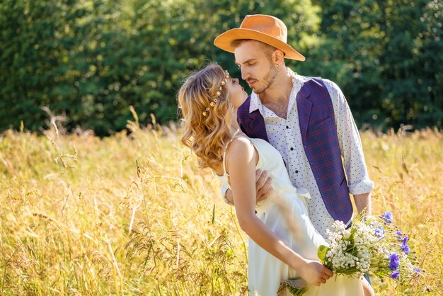 Jeune couple guy et fille dans le domaine étreindre, concept de relation romantique