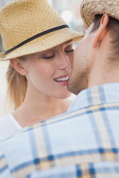 Jeune couple hanche sur le point d&#39;embrasser