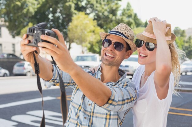Jeune couple hanche prenant un selfie