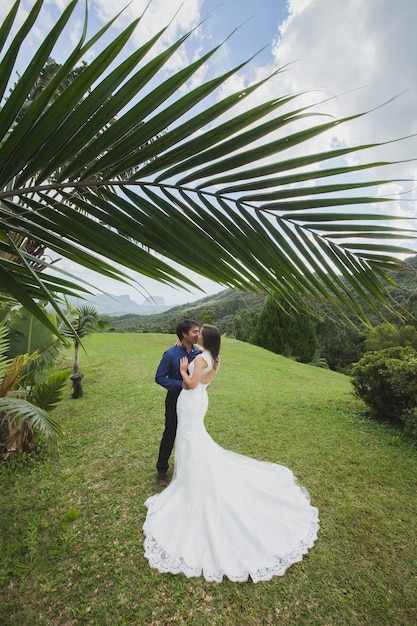 Jeune couple heureux aimant sur une île tropicale avec palmiers