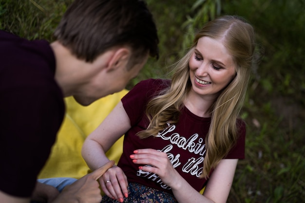 Jeune couple heureux en amour. Câlins, bisous, pique-nique.