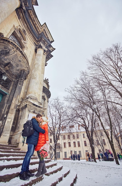 Jeune couple heureux en amour en plein air